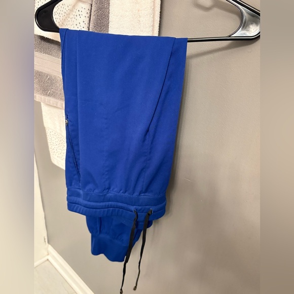 L Grey's Anatomy Women's Scrub Top, L Women's Cargo Jogger Pants in Galaxy Blue - Picture 5 of 7